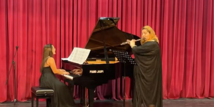 Muzika klasike në Lezhë: pianoja dhe flauti bashkojnë artdashësit në Pallatin e Kulturës