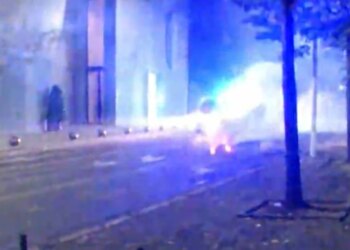 Ndizet situata edhe pranë Katedrales Ortodokse në Tiranë, protestuesit hedhin molotovë dhe fishekzjarrë drejt policisë