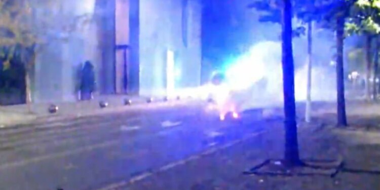 Ndizet situata edhe pranë Katedrales Ortodokse në Tiranë, protestuesit hedhin molotovë dhe fishekzjarrë drejt policisë