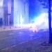 Ndizet situata edhe pranë Katedrales Ortodokse në Tiranë, protestuesit hedhin molotovë dhe fishekzjarrë drejt policisë
