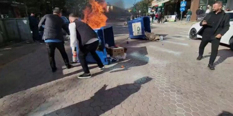 Në Elbasan, dita e dytë e protestës tensionohet; protestuesit vënë flakë kazanëve të mbeturinave