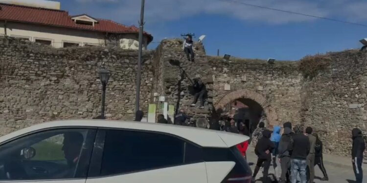 Në Elbasan situatë e rrezikshme, protestuesit e mitur ngjiten mbi muret e kalasë së qytetit