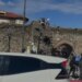 Në Elbasan situatë e rrezikshme, protestuesit e mitur ngjiten mbi muret e kalasë së qytetit