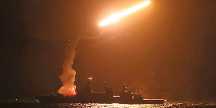 Në Ngushticën e Hormuzit, dy anije mallrash goditen nga disa raketa balistike; nuk raportohet për viktima