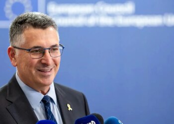 Në Tiranë mbërrin Ministri i Jashtëm i Izraelit, në axhendë takimet me Ramën dhe drejtuesit e shtetit