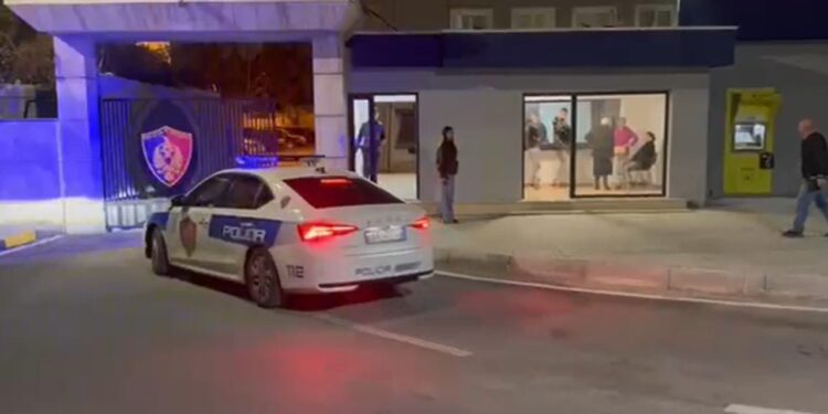Në Vlorë, gjatë paradites protestuan; disa studentë shoqërohen në polici pasi u morën nga banesat e tyre