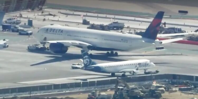 Në aeroportin e Los Anxhelosit ka panik, dy avionë përfshihen në një aksident në pistë
