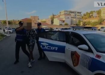 Në banesë mbante kallashnikov dhe municion luftarak, arrestohet 29-vjeçari në Vlorë