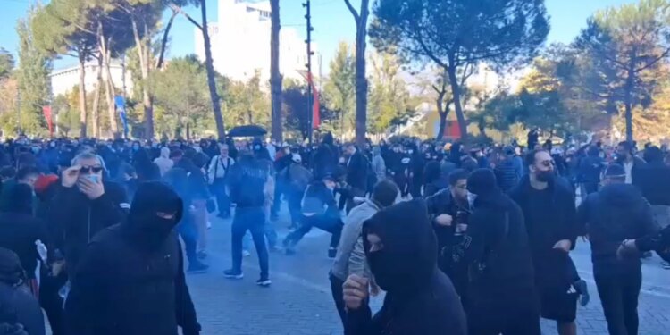 Në ditën e pestë të protestës, tre protestues mbërrijnë të lënduar në Spitalin e Traumës