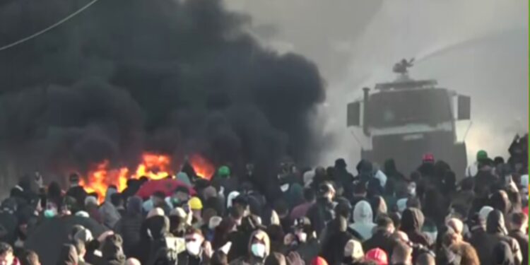 Në dy orët e fundit, tensionet në bulevard plagosin 17 efektivë dhe 4 protestues