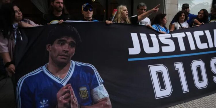 Në gjyqin për vdekjen e Maradonës, prokuroria kërkon 12 vite burg për mjekun e legjendës argjentinase