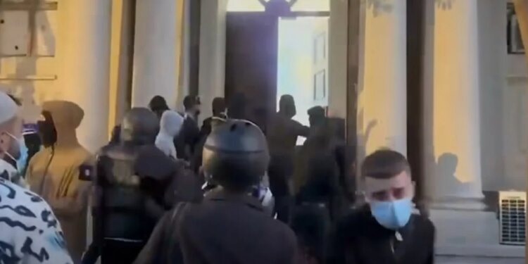Në protestën e Tiranës: kaos, flakë dhe përplasje; mbi 80 persona shoqërohen nga Policia