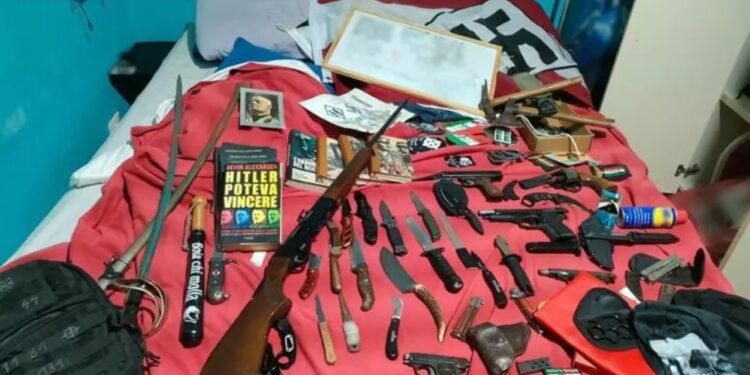 Në shtëpi iu gjetën armë zjarri dhe simbole naziste, 19-vjeçari arrestohet në Itali