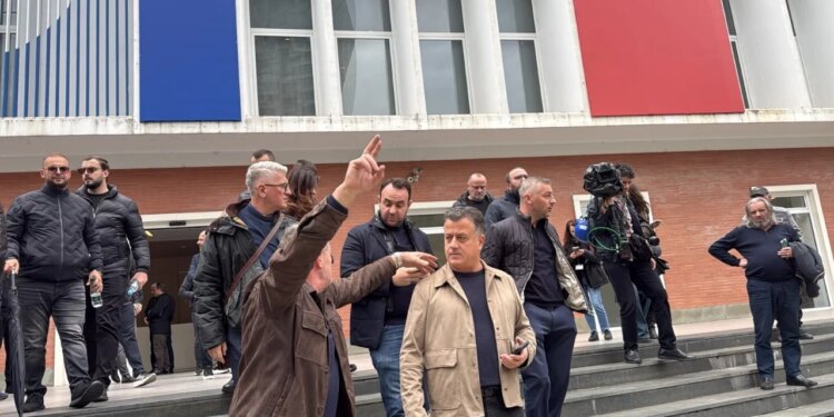 Nis marshimi i protestës së thirrur nga PD: nga selia blu drejt Kryeministrisë, në krye deputetët demokratë