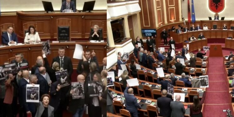 Nis seanca plenare, PD bën zhurmë duke goditur tavolinat teksa flet Peleshi dhe bllokon foltoren