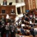 Nis seanca plenare, PD bën zhurmë duke goditur tavolinat teksa flet Peleshi dhe bllokon foltoren