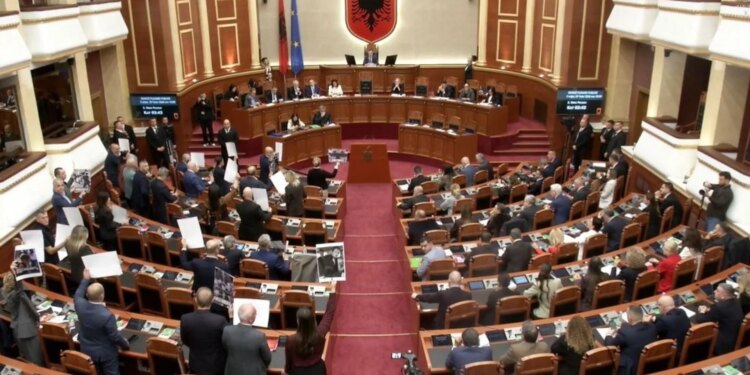 Nis seanca plenare, PD godet tavolinat dhe bllokon foltoren ndërsa flet Peleshi