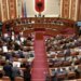 Nis seanca plenare, PD godet tavolinat dhe bllokon foltoren ndërsa flet Peleshi