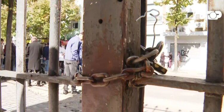 Nisi me këngë e valle, festa te Ministria e Arsimit zgjat pak, hidhen mjete piroteknike