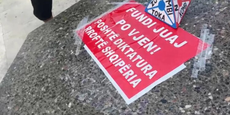 Nisin tensionet edhe te Kryeministria; protestuesit qëllojnë llastiqe ndaj godinës, vendosin pankartë te sofra e gurtë e dialogut