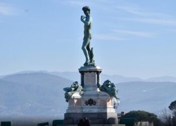Një bombol gazi gjendet poshtë statujës së Davidit në Firence, autoritetet rrethojnë zonën
