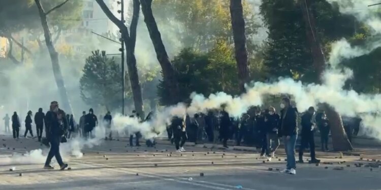 Një grup protestuesish rikthehen pranë Bulevardit; policia përdor gaz lotsjellës dhe presion uji për t’i larguar