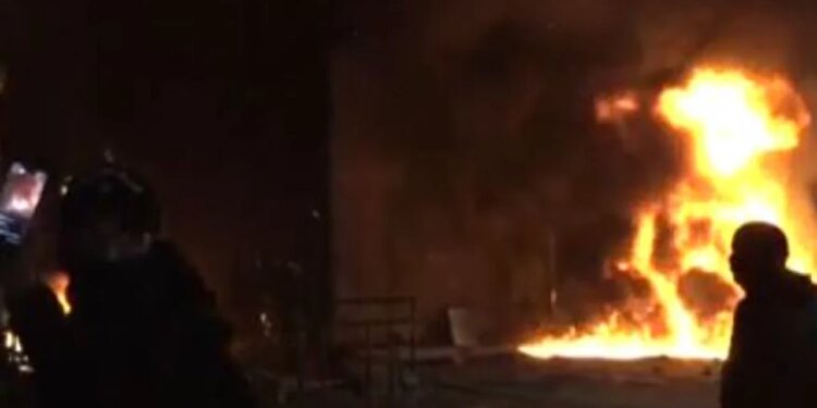 Një pjesë e protestuesve zhvendoset te Zogu i Zi, vënë flakën bizneseve dhe thyejnë çdo gjë përpara