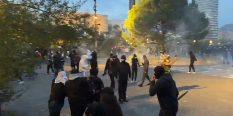 Një protestues lëndohet gjatë tensioneve, dyshohet të jetë qëlluar me plumb gome dhe largohet nga shokët e tij