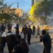 Një protestues lëndohet gjatë tensioneve, dyshohet të jetë qëlluar me plumb gome dhe largohet nga shokët e tij