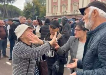 Një protestuese mbështet dialogun me Ramën, debaton ashpër me tubuesit e tjerë