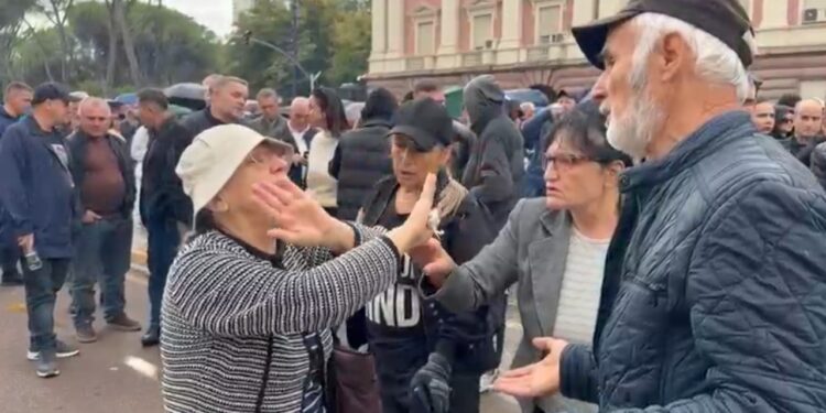 Një protestuese mbështet dialogun me Ramën, debaton ashpër me tubuesit e tjerë