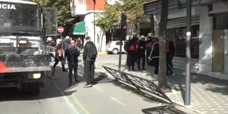 Një vajzë mbetet e plagosur në kokë në rrugën e Elbasanit; kërkohet ndërhyrje e menjëhershme e ambulancës