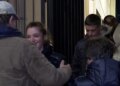 Nuk kanë mundësi komunikimi - Prindërit presin te komisariati nr.3 për fëmijët e shoqëruar nga policia, dy u liruan