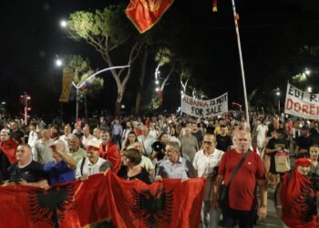 Nuk shitet Shqipëria, shitet qeveria — Dita e 125-të e protestës, tubuesit mblidhen para Kryeministrisë