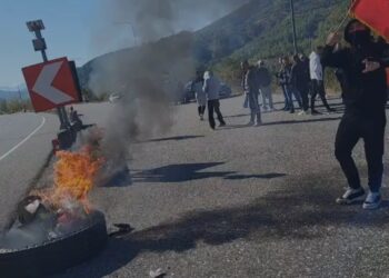 Nxënësit bojkotojnë mësimin në Mirditë; protesta kalon në Rrugën e Kombit në Rubik