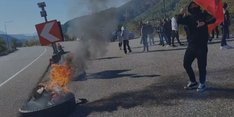 Nxënësit bojkotojnë mësimin në Mirditë; protesta kalon në Rrugën e Kombit në Rubik