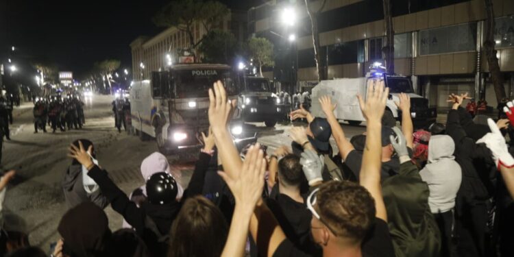 OSBE dënon sërish dhunën në protestë dhe sulmet ndaj gazetarëve, thirrje e fortë për gjithë politikën: Gjeni zgjidhje