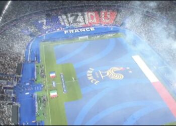 Ovacione dhe parrulla: Franca i bëri një pritje madhështore për Zidane në Stade de France