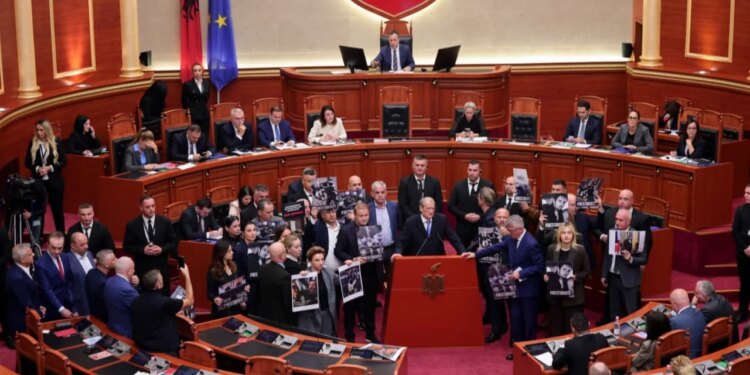 PD pengon foltoren, Niko Peleshi ndërpret sërish seancën: Do të fillojmë kur…