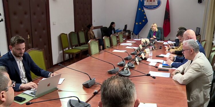 PD, thirrje Braçes e Sinajt: kërkon votën kundër reformës territoriale, debat me socialistët në komision