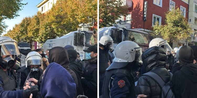 Pamje tjetër nga tubimi në Tiranë: protestues dhe policë përqafohen mes tyre, gurët dhe gazi lotsjellës mbeten pezull