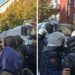 Pamje tjetër nga tubimi në Tiranë: protestues dhe policë përqafohen mes tyre, gurët dhe gazi lotsjellës mbeten pezull
