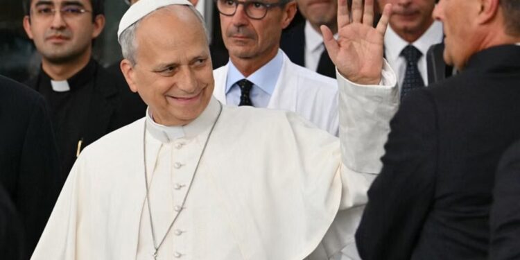 Papa Leone XIV largohet nga spitali pas operacionit në mushkëri, rikthehet në Vatikan