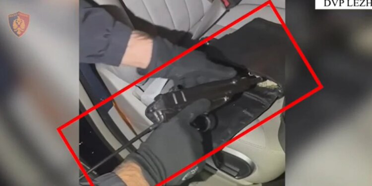 Parandalohet vrasje hakmarrjeje në Kurbin; arrestohet vëllai i 40-vjeçarit të ekzekutuar me makinë të blinduar dhe armë automatike