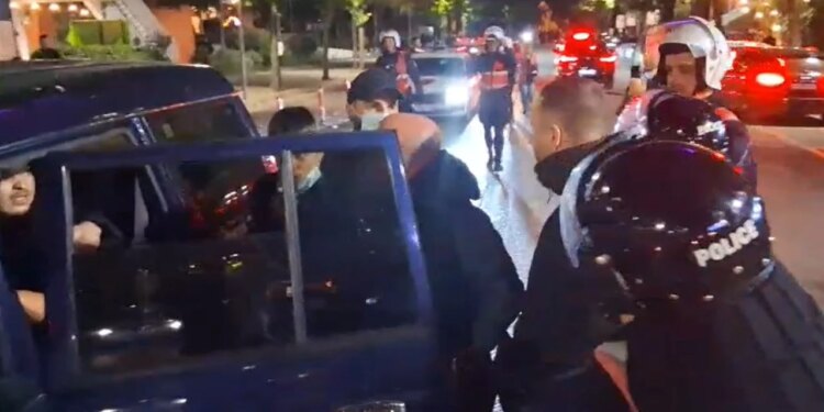 Pas përfundimit të tubimit në Tiranë, disa të rinj shoqërohen