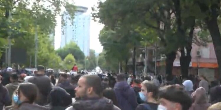 Pas përplasjeve në Rrugën e Durrësit, protestuesit largohen nga Ministria e Arsimit dhe nisin marshimin