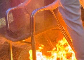 Pas shumë orësh qetësi nisën tensionet: hidhen molotovë drejt Kryeministrisë, protestuesit dogjën një karrige, Hajde për dialog tani