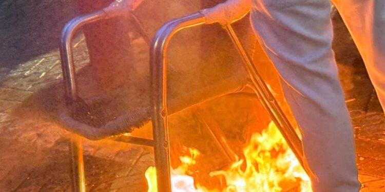 Pas shumë orësh qetësi nisën tensionet: hidhen molotovë drejt Kryeministrisë, protestuesit dogjën një karrige, Hajde për dialog tani