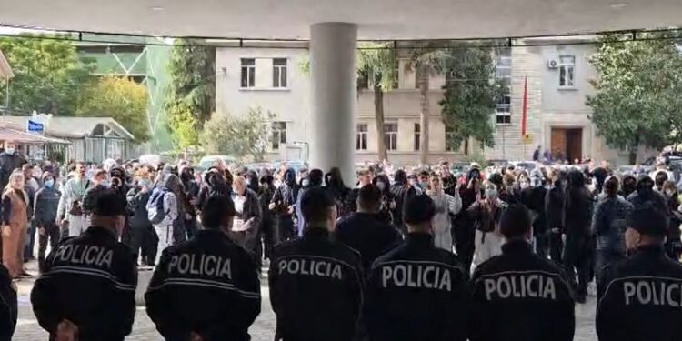 Pas tubimit të paradites shpallet sërish protestë në Elbasan