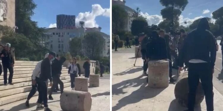 Pedagogë e studentë të Mjekësisë në protestë, refuzojnë dialogun me Ramën, rrokullisin stolat e betonit nëpër bulevard